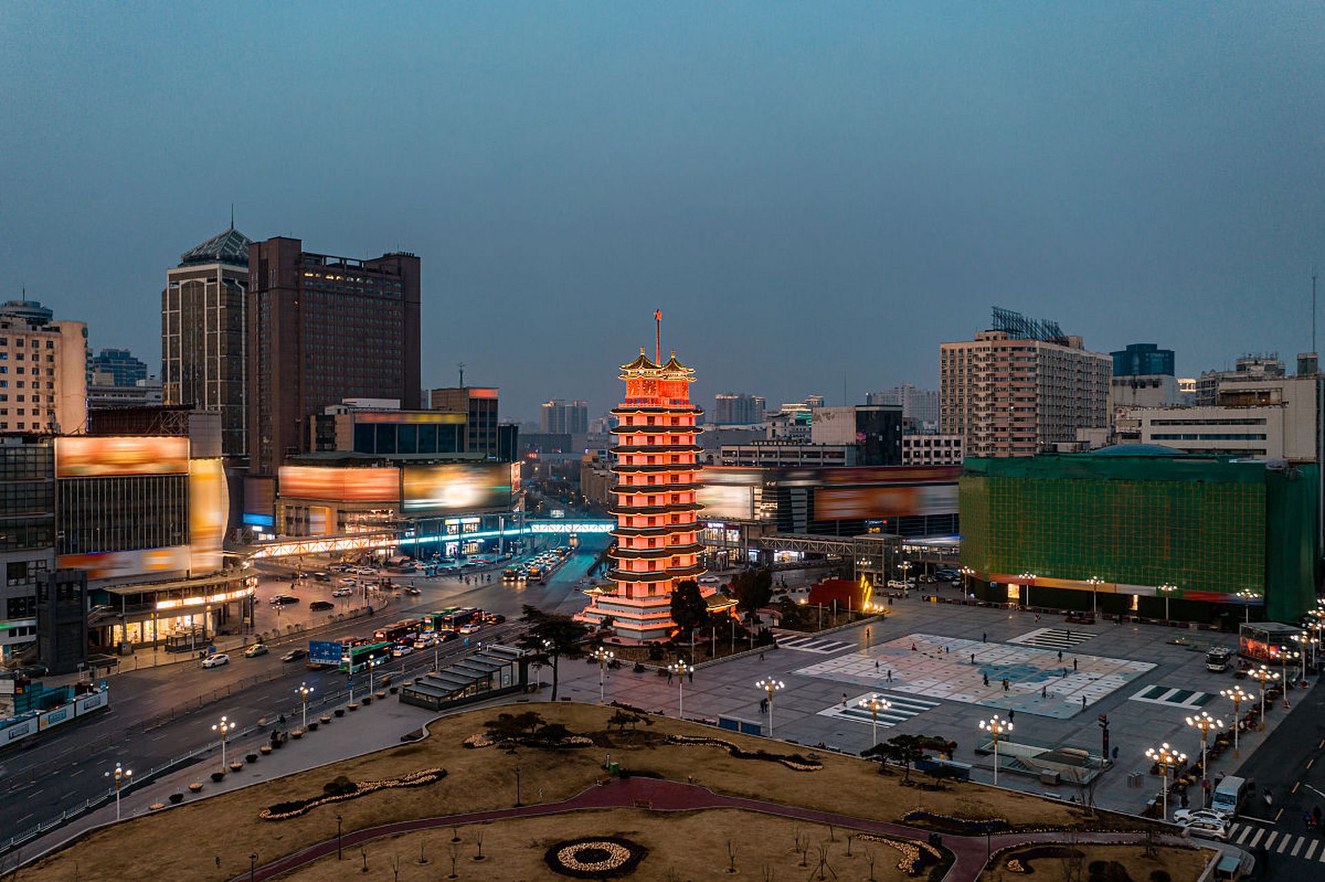 郑东新区cbd:这里是郑州的现代商业中心,高楼大厦林立,夜景璀璨夺目