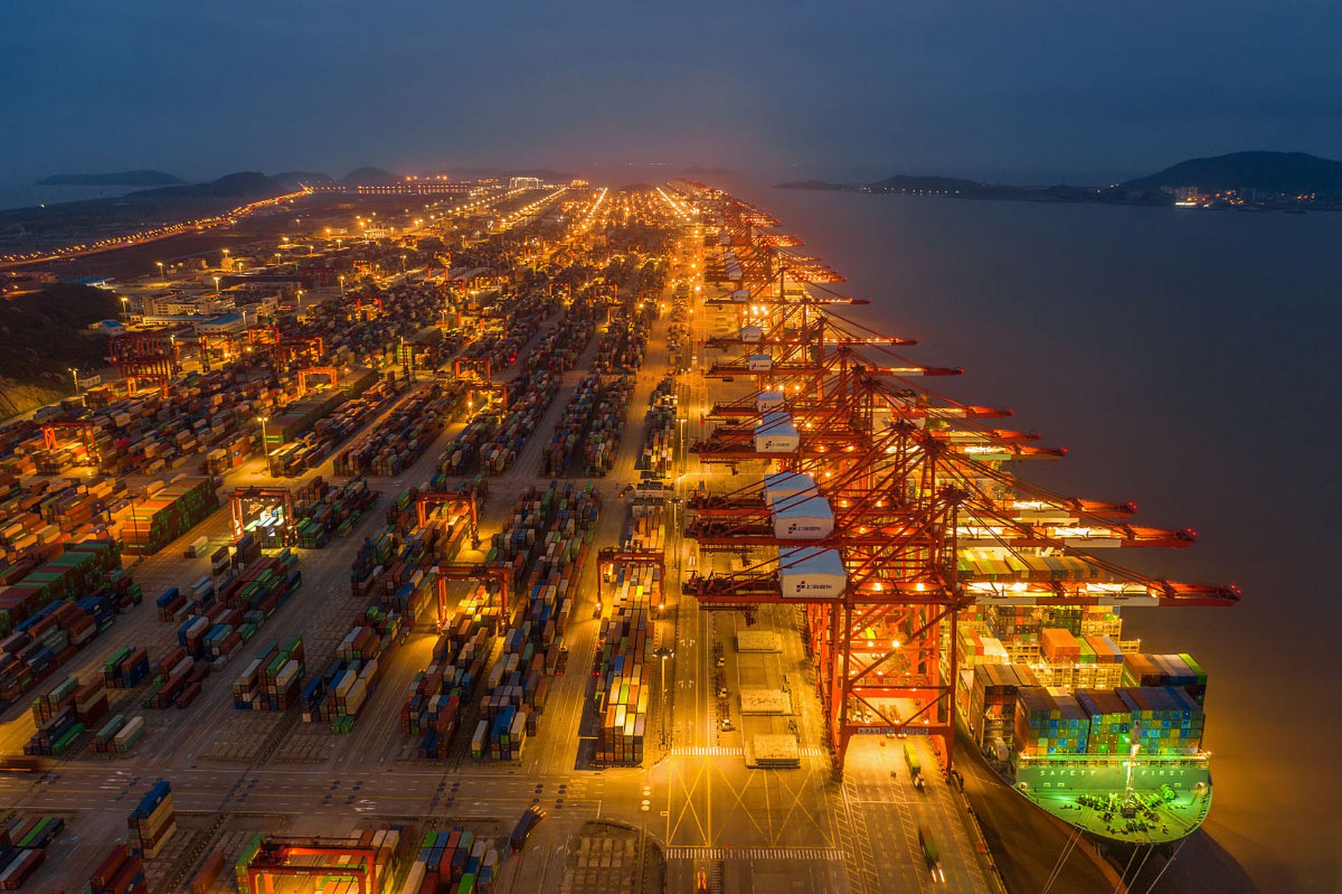 深水港口的好处  有人做过统计,建造25万吨级的超级油轮与建造5万级