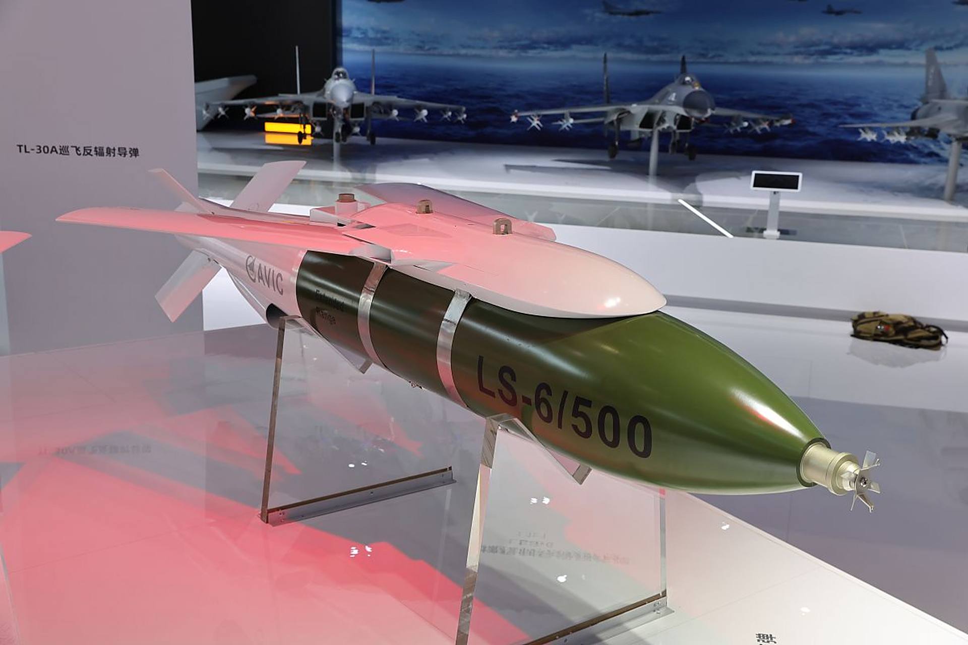 在航空炸弹上安装umpc滑翔导引套件,这种滑翔炸弹射程达到70公里,制导