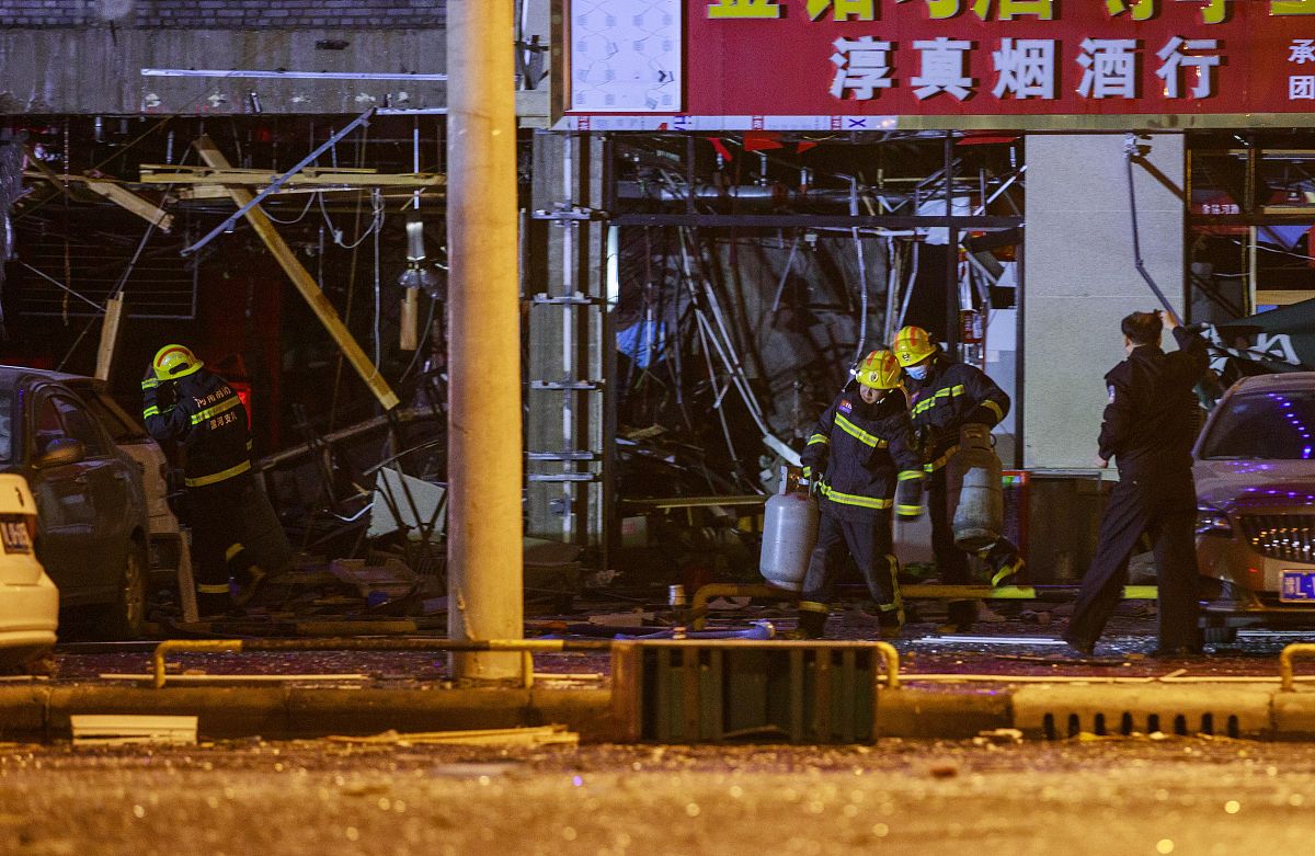 銀川燒烤店爆炸致31人死亡,事故發佈會現場全體默哀銀川市長道歉