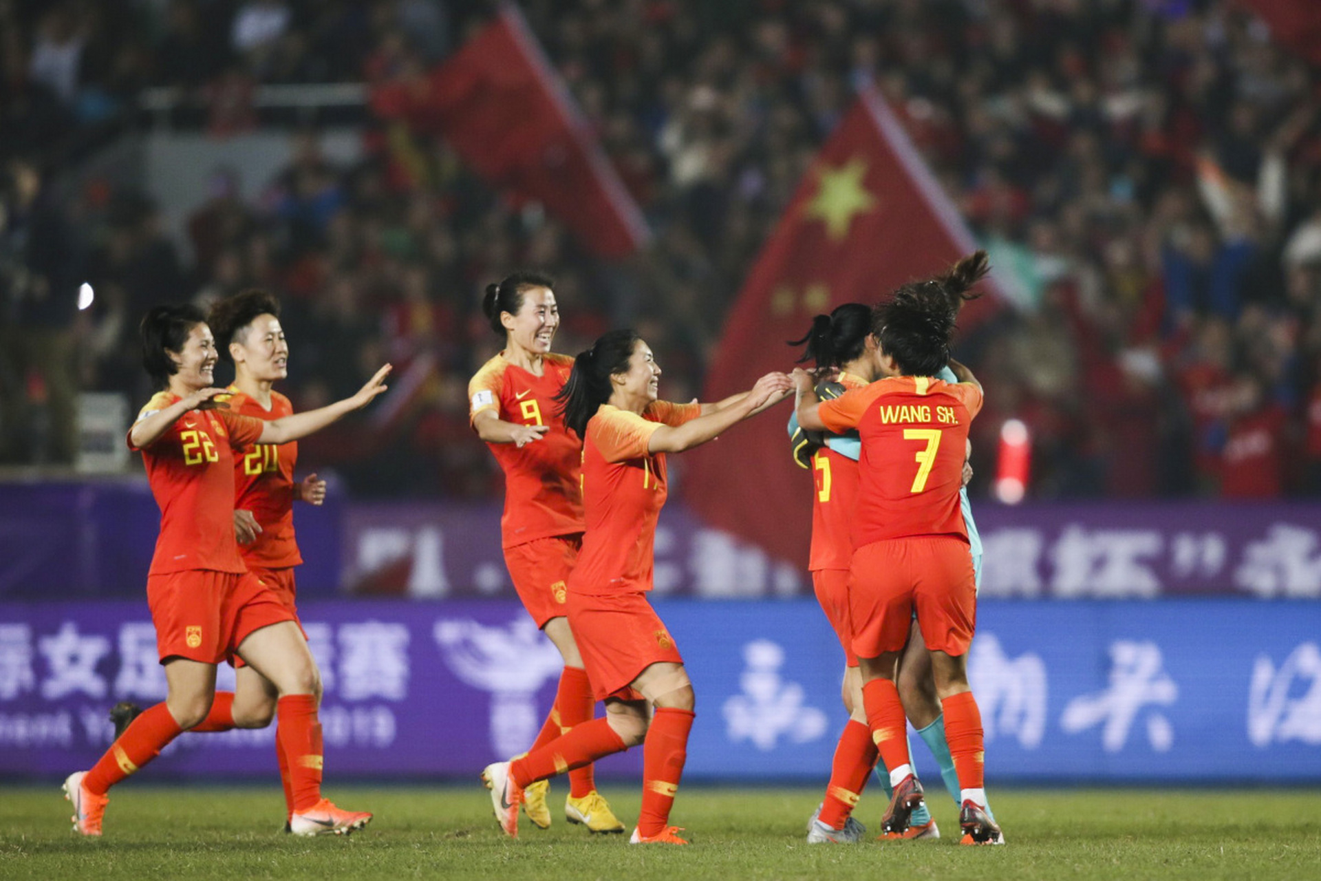 中国女足在本届世界杯中与传统强队巴西,德国和意大利一同离开,以及