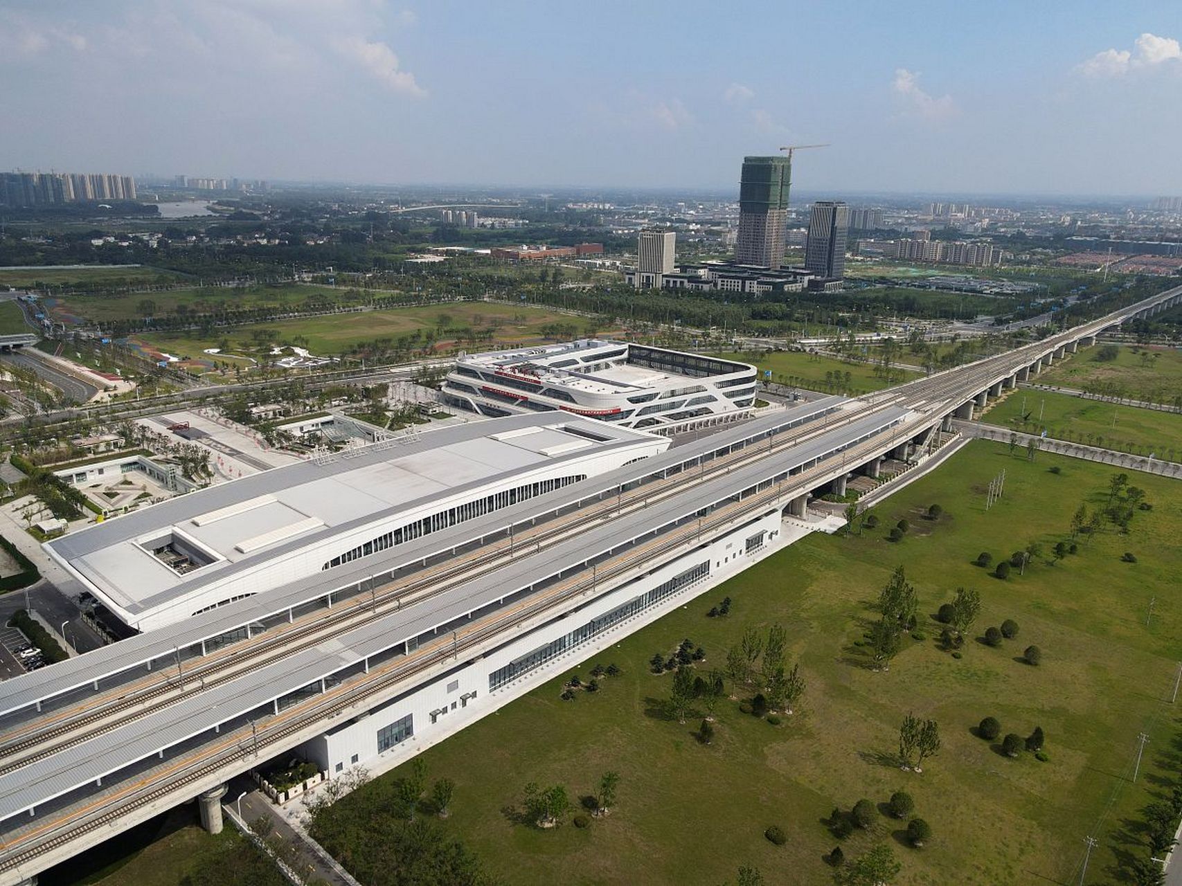 当初急吼吼除掉苏州南站联络线,根源是吴江的土地指标不够.