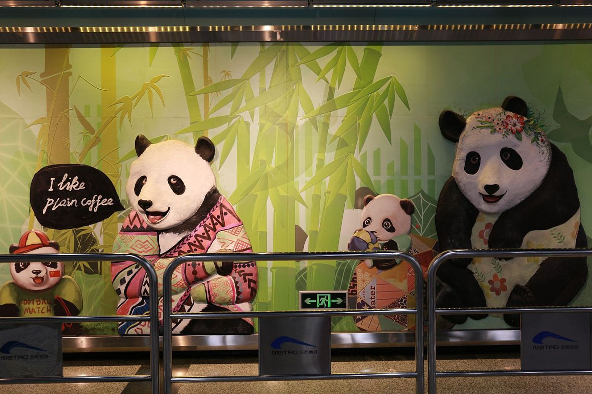 秋天在成都喝茶可以看看宽窄巷子的"熊猫悠闲茶馆".