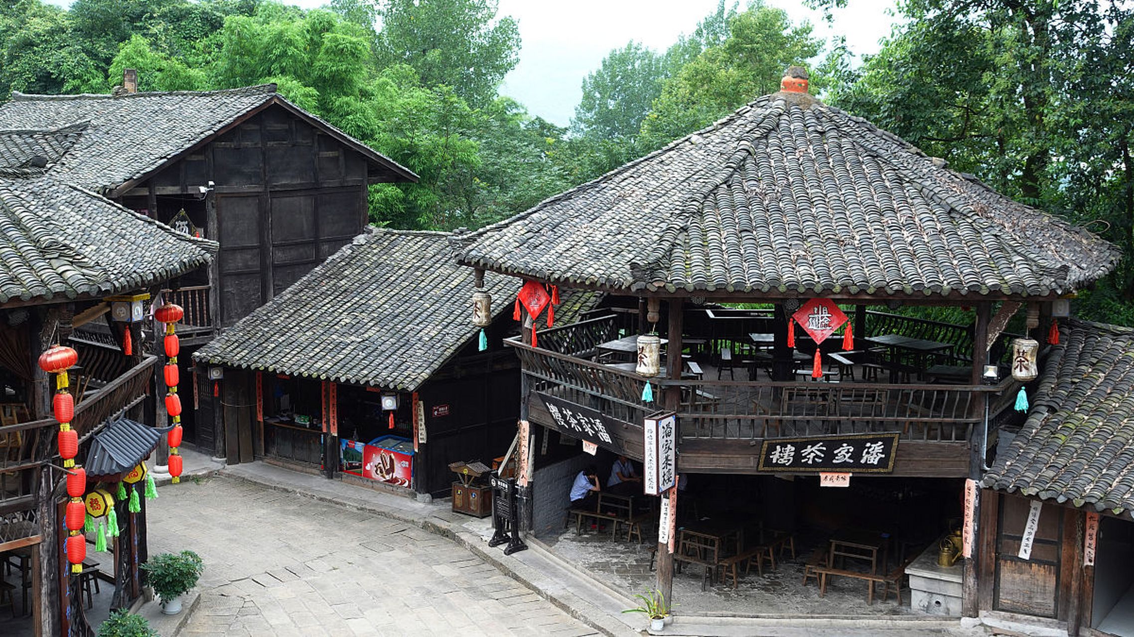 四川旅遊# 龍隱鎮位於安昌河畔,背靠龍泉礫宮,是一個充滿民國風情的