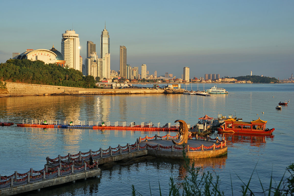 月亮湾位于山东烟台市南部,是一片以海滩为主的风景区.