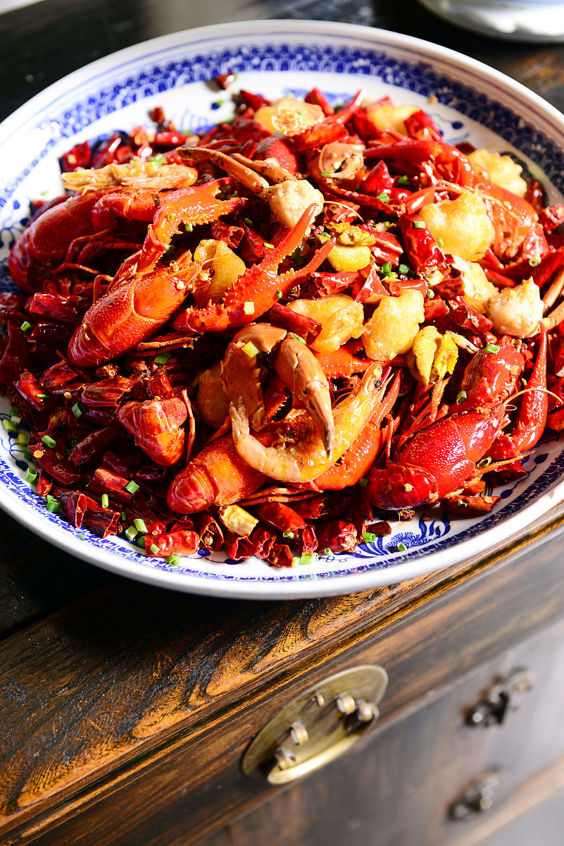 一夜崩溃!江苏镇江一龙虾店老板砸店,揭示生意的残酷真相