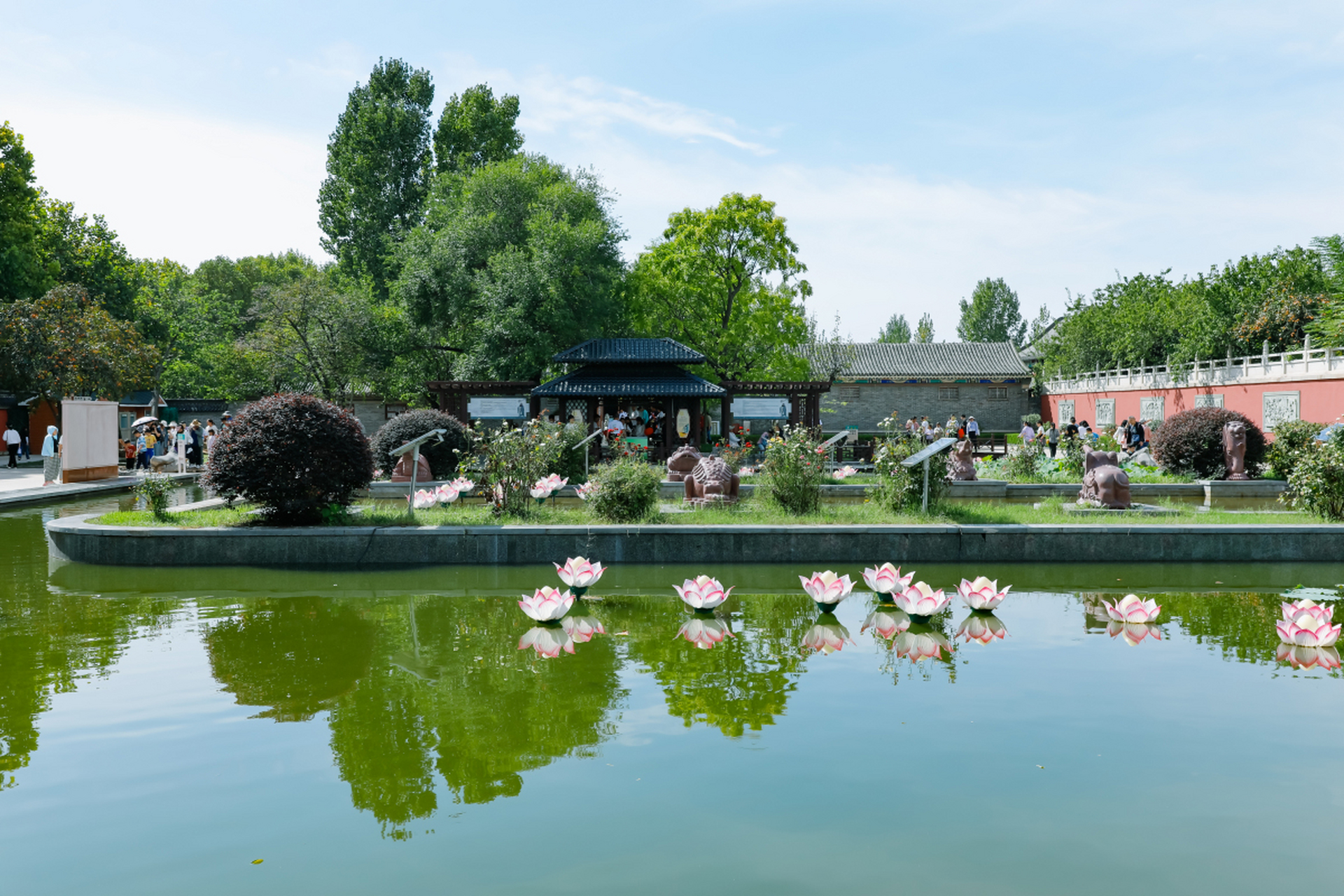 微山湖博物馆,桃花岛景区和乘船游览微山湖等,推荐当地美食如微山湖