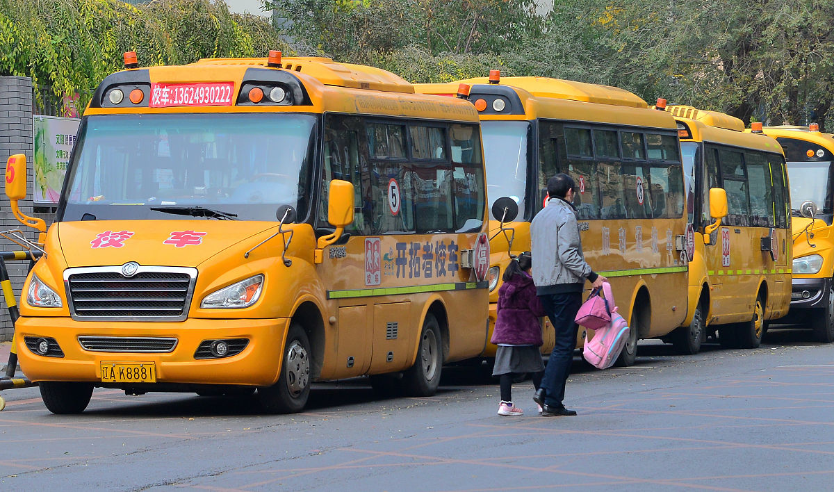 "校车在等你哦."可以翻译为"the school bus is waiting for you