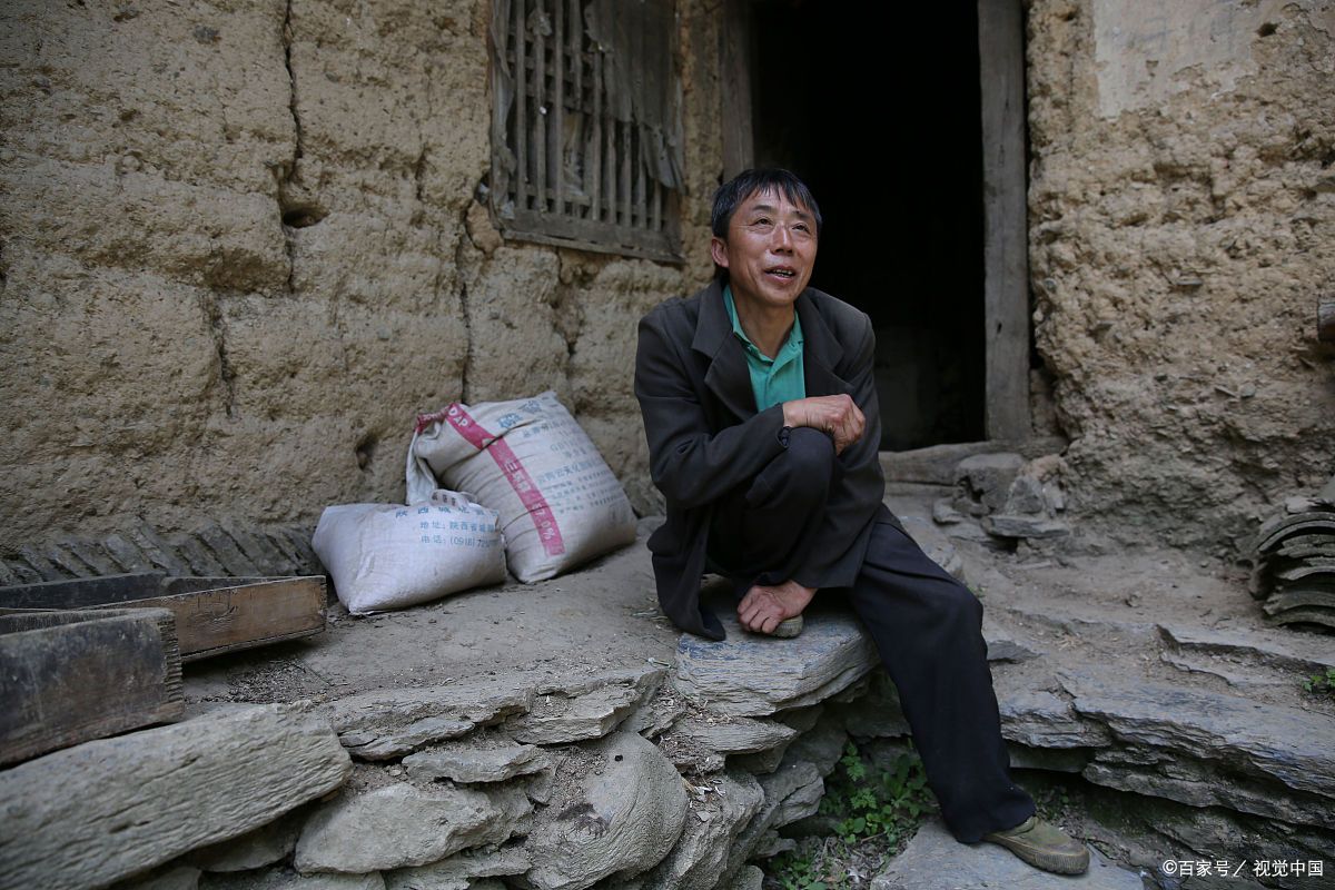 25岁男光棍农村人的无奈80年代男人穷苦农村河南36岁光棍  种地村口老