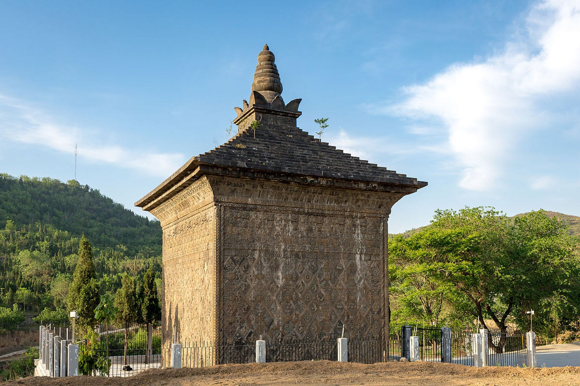 修定寺塔,这座俗称"唐塔"的建筑,位于河南省安阳市西北的清凉山南麓修