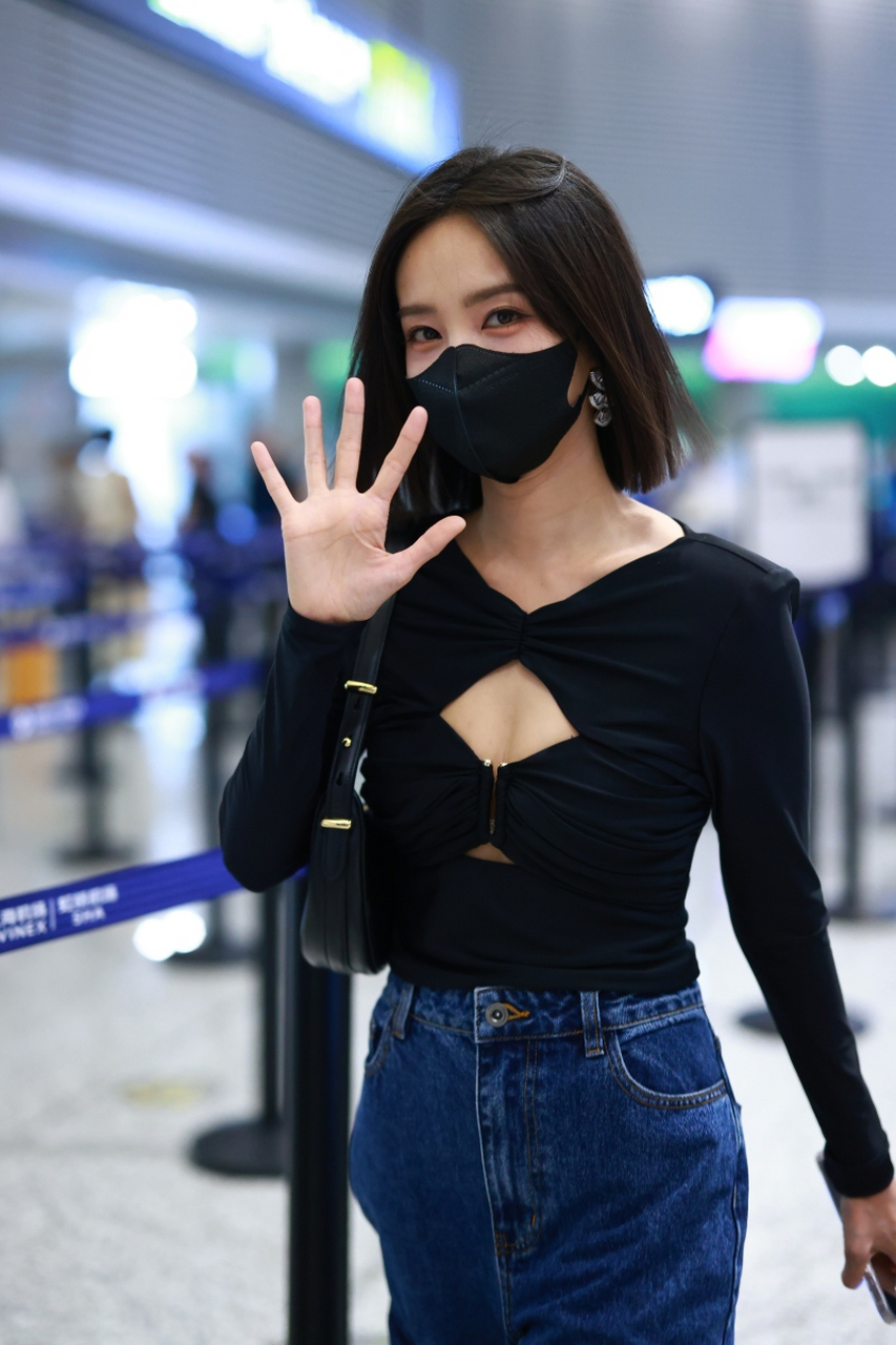 李一桐脱鞋光脚坐飞机惹争议,她的行为到底是无知还是无所谓?