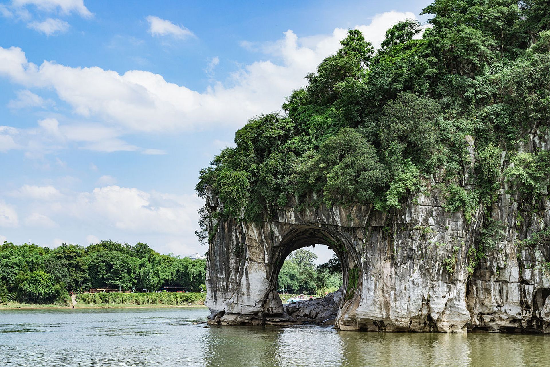 旅行中的治愈日常# 象鼻山原名漓山,地处于桂林市内桃花江与漓江涣鼢