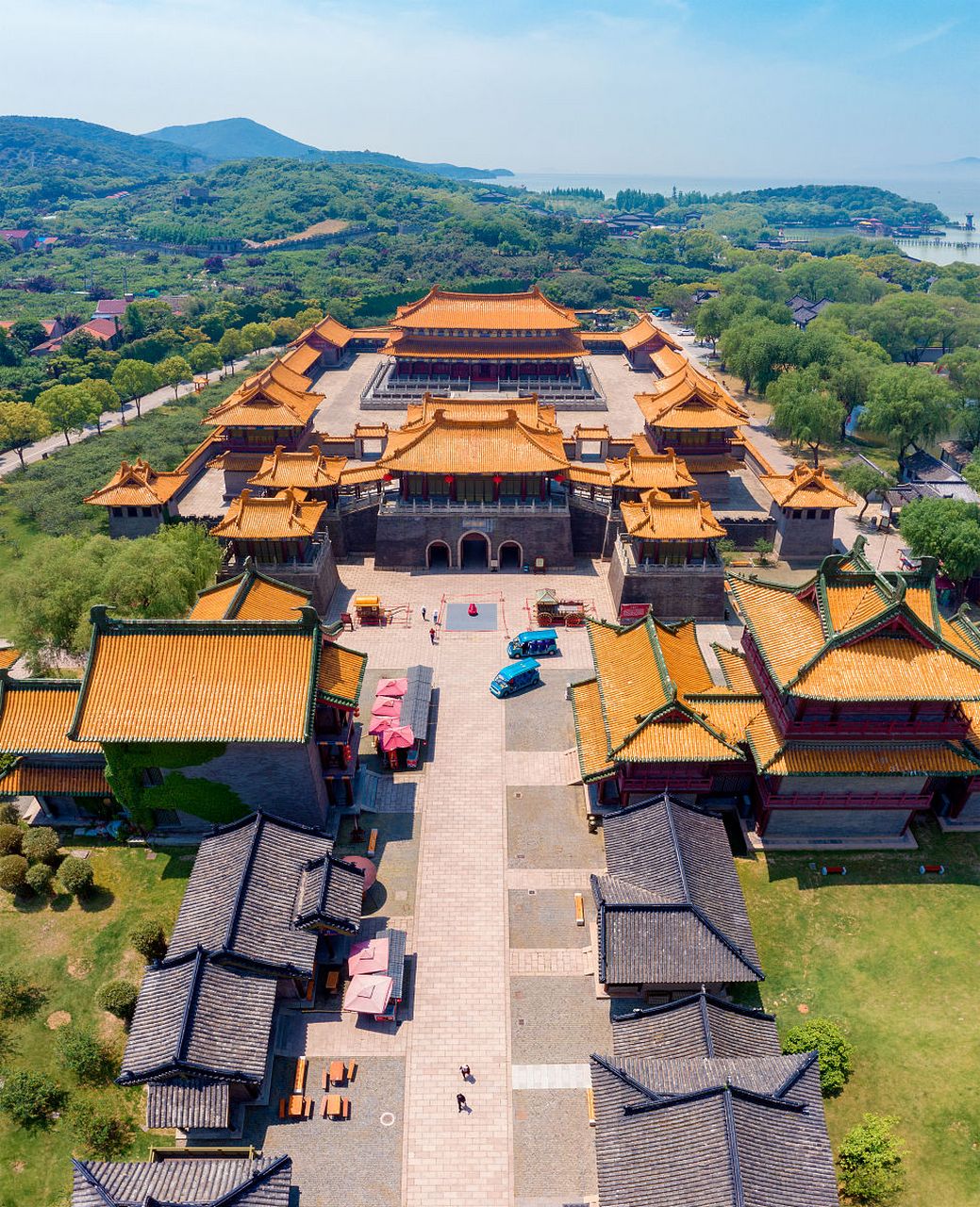 横店影视城是中国最大的影视拍摄基地,游客可以在这里体验真实的影视