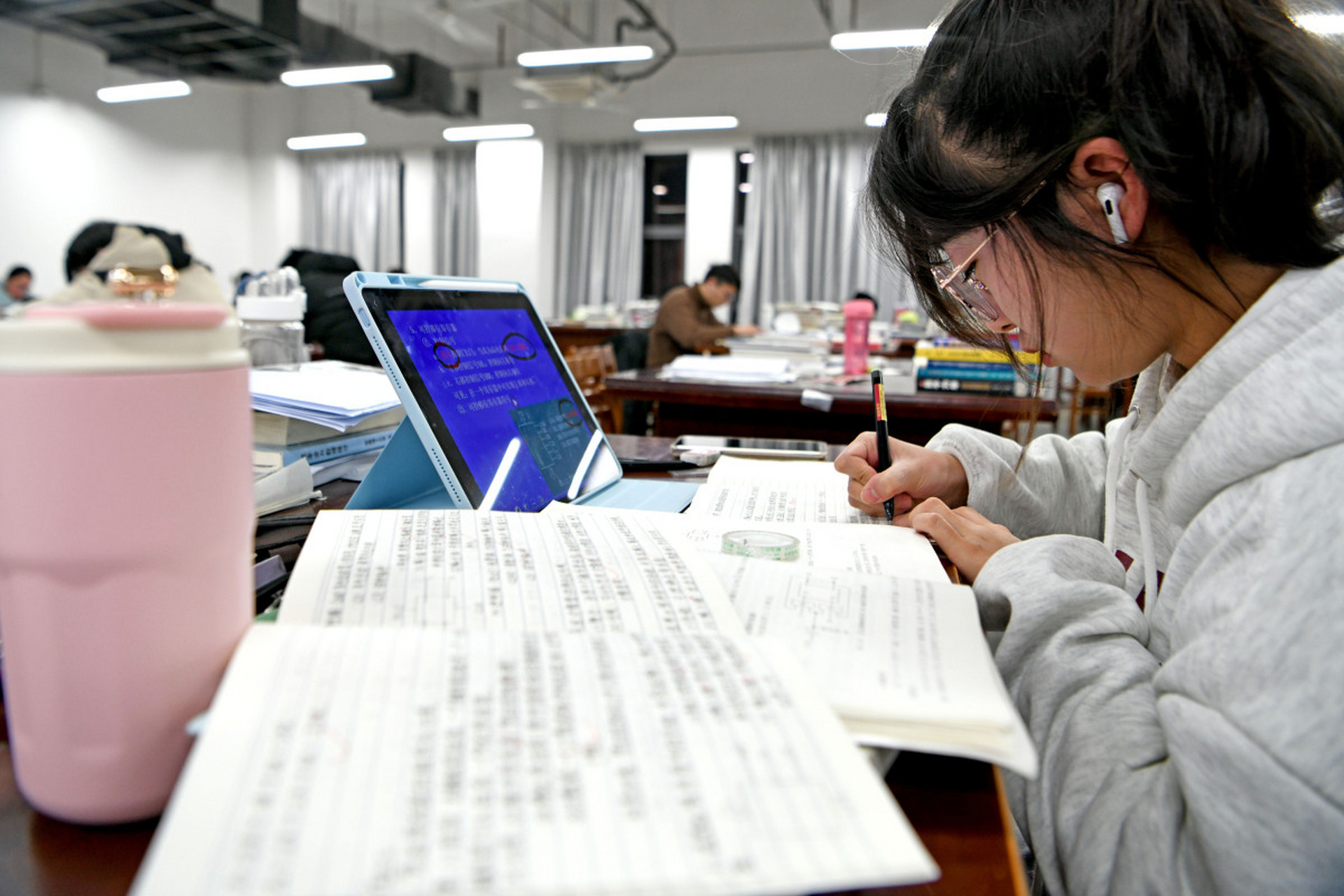 近年来,随着考研大军的不断壮大,大学生们纷纷感叹考研之路越来越艰难