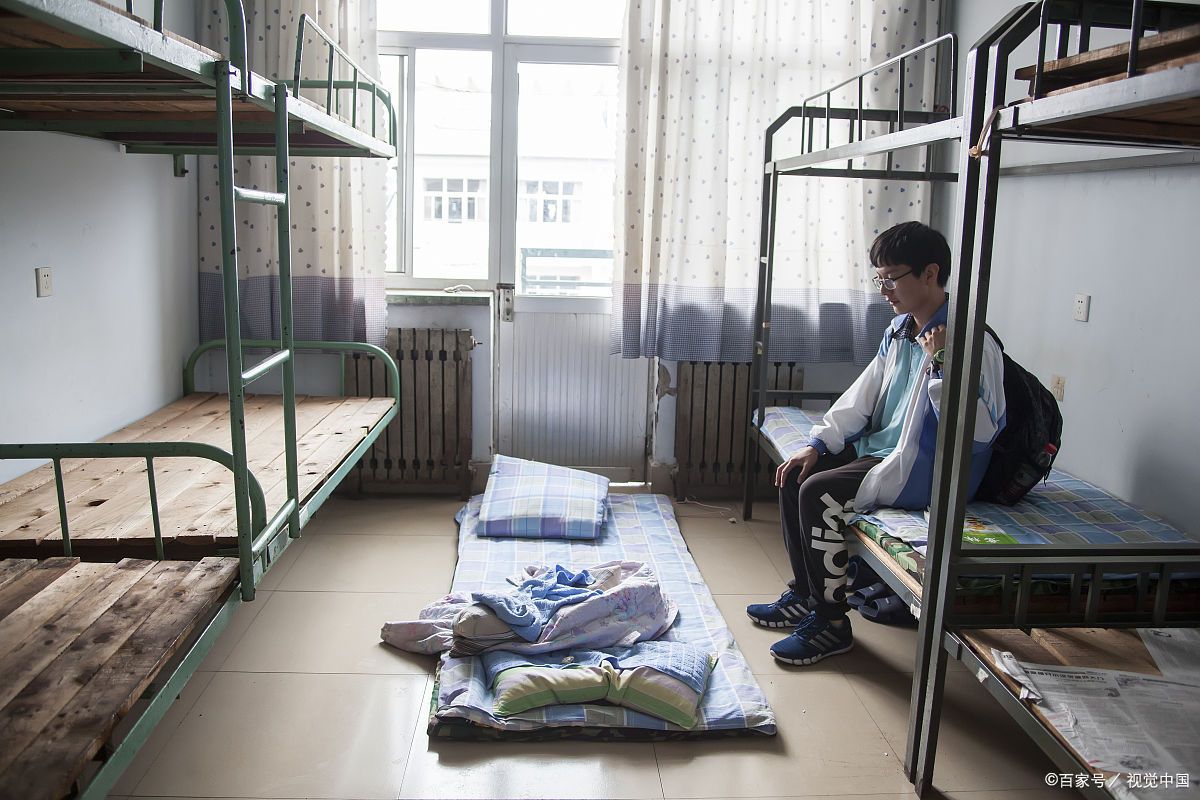 学生宿舍是许多中学,大学生生活的重要组成部分,宿舍床可以说位于学生