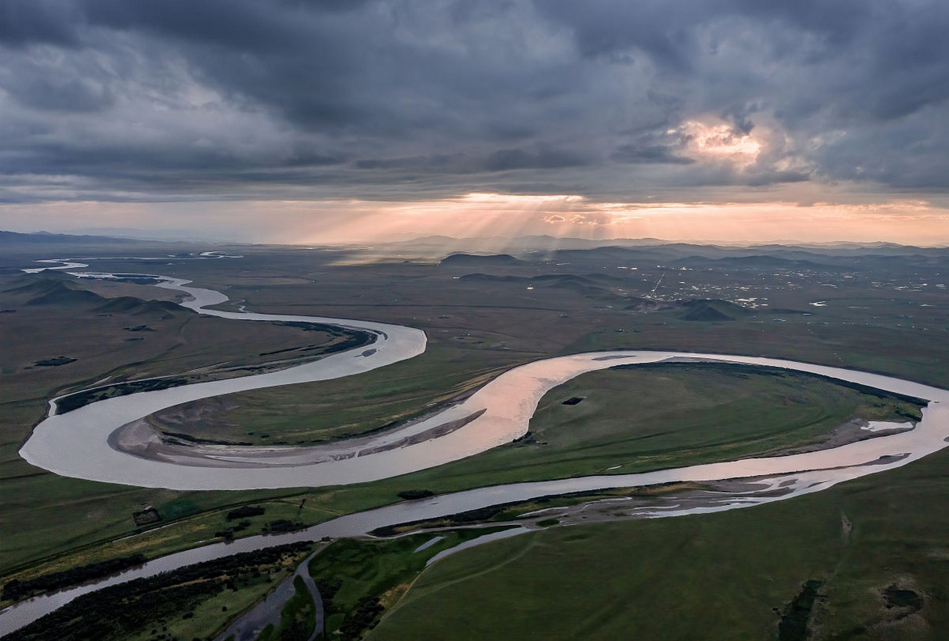 甘南藏族自治州玛曲县内景点 九曲黄河第一湾位于四川省阿坝藏族羌族