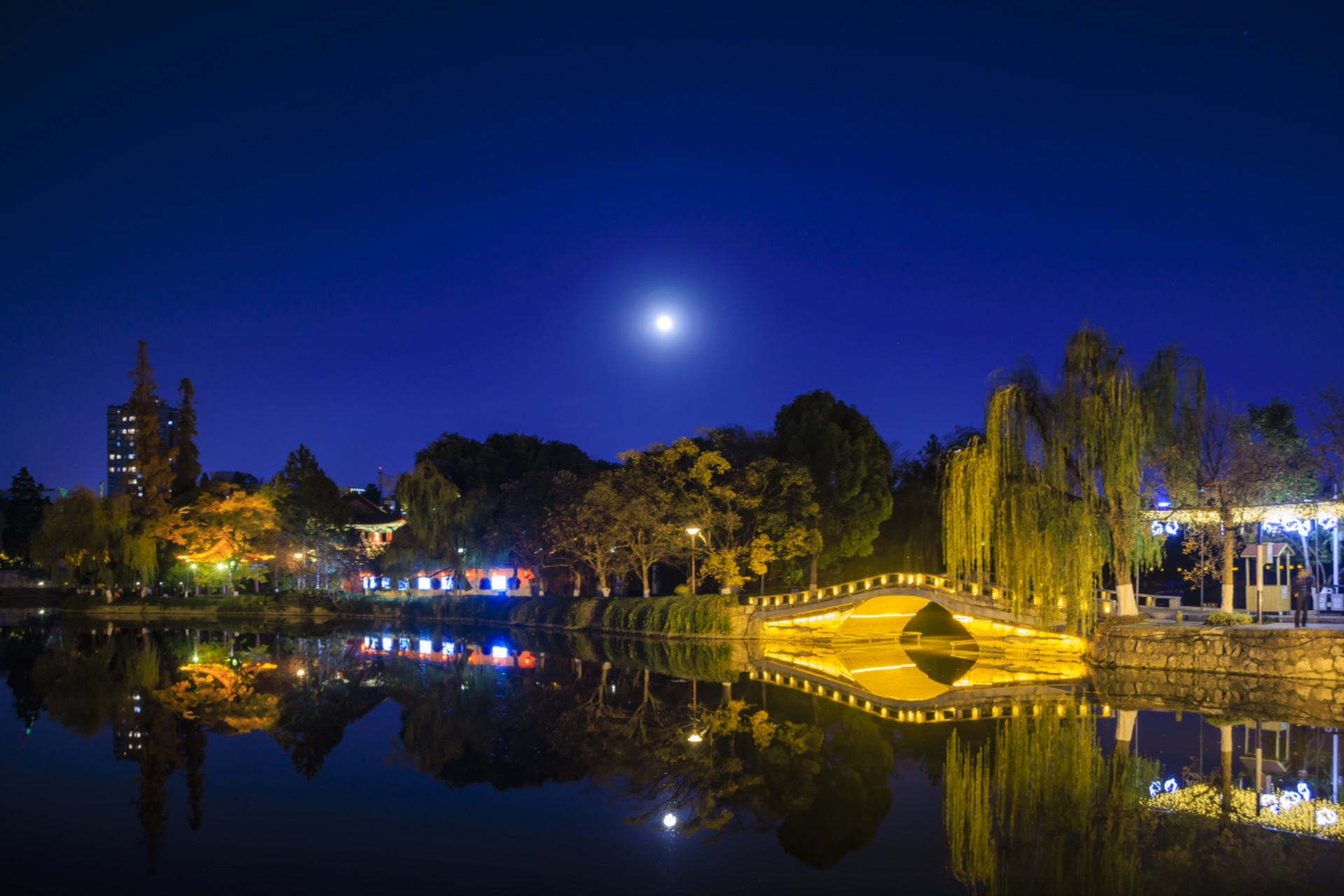 昆明周边旅游景点包括滇池公园,石林风景区,西山森林公园和大观楼公园