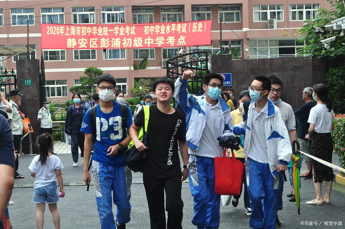 山东临沂一中学多名家长吐槽校服"太瘆人"