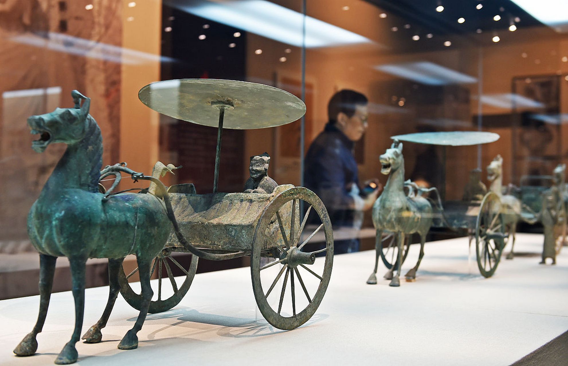 想知道秦朝木质战车如何进化成现代智能电动车?