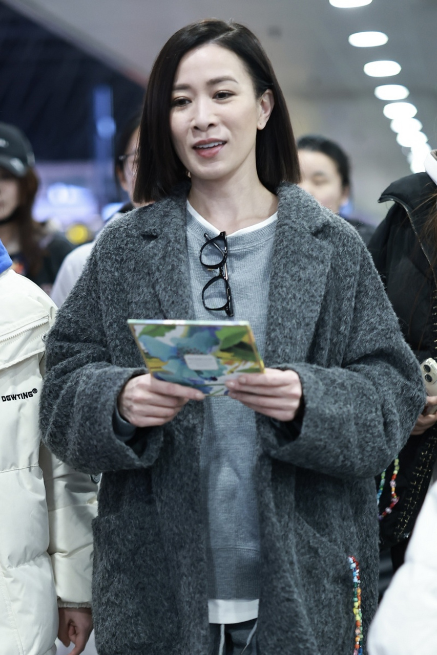 1月21日,香港实力派女演员佘诗曼引发网友热议,起因是她现身上海出席