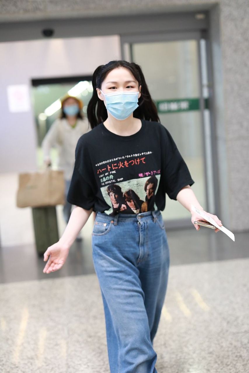 金靖完全没有办法和李佳琦一起直播炒作了.