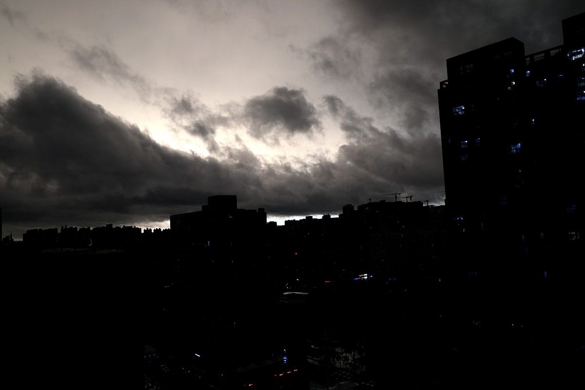 风雨交加的夜晚图片