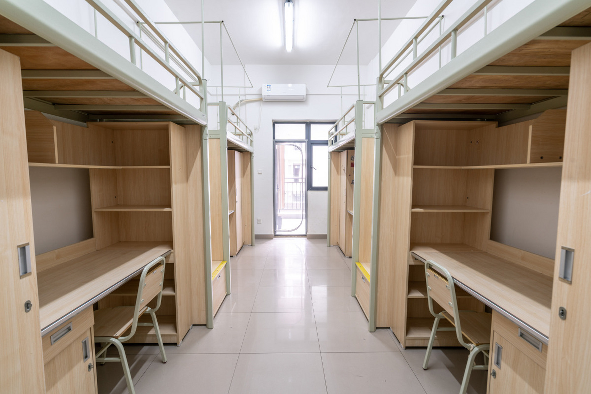 有媒体评论称,高校不安排住宿其实是个大趋势.