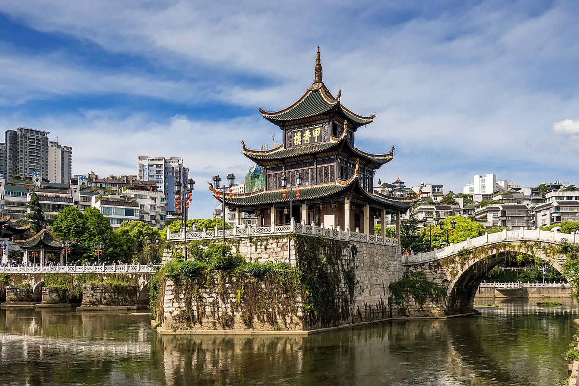 清场下班拒绝避雨  贵州贵阳的甲秀楼景区在7月29日下起了瓢泼大雨