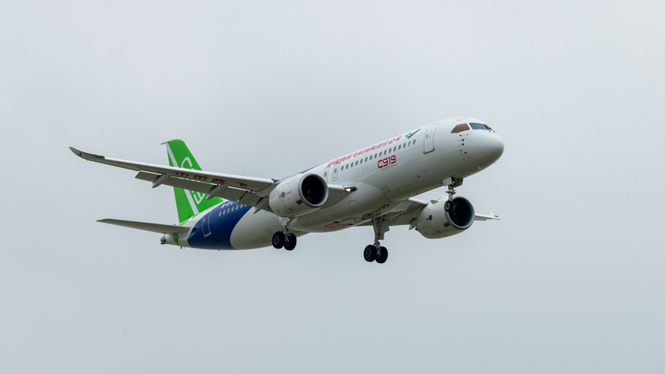 国产大飞机c919的首个商业航班成功起飞啦!