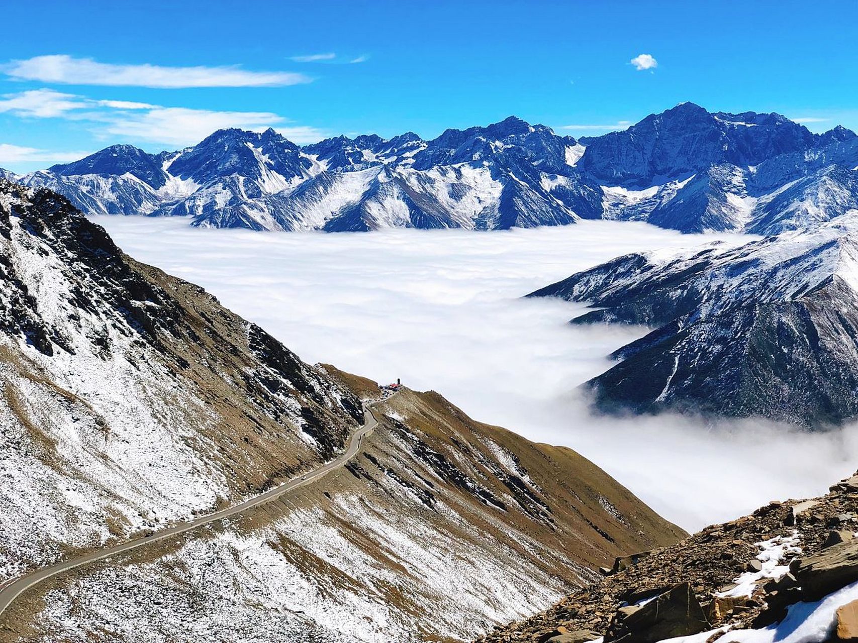 巴朗山垭口,位于中国四川省阿坝藏族羌族自治州的腹地,是一座连接着