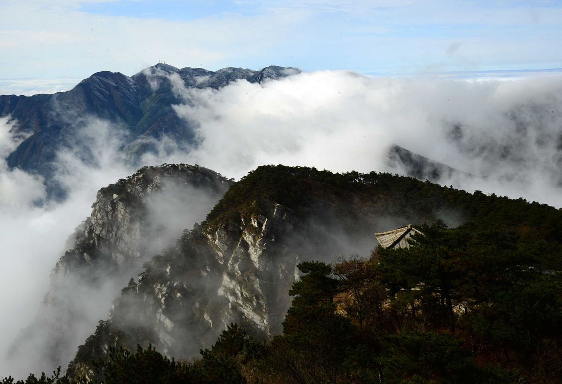 江西庐山,文人墨客的避暑天堂  首先让我们来欣赏一下这片被誉为"奇峰