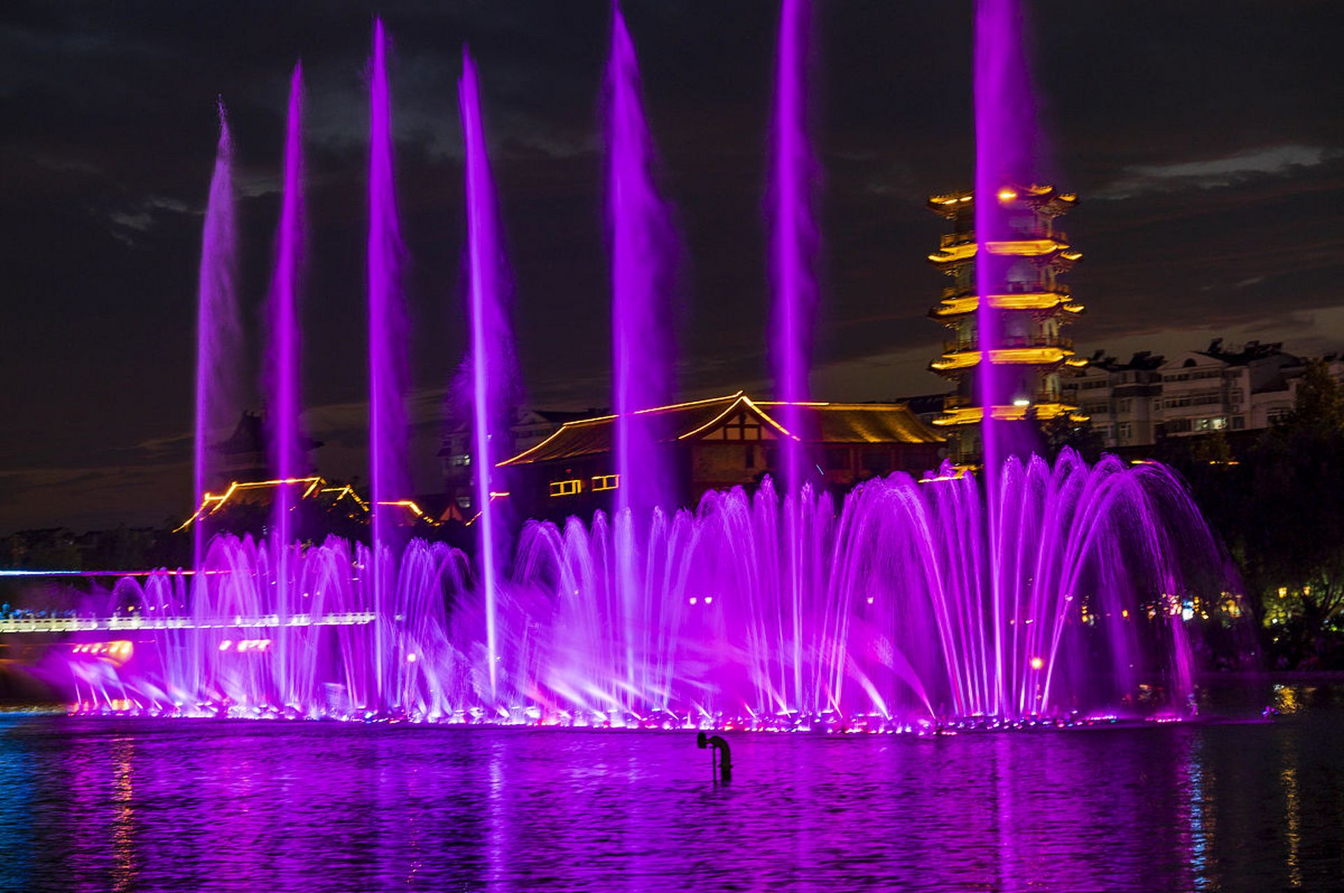 昨晚有幸去体验了一把嘉润喷泉,简直震撼到不行!