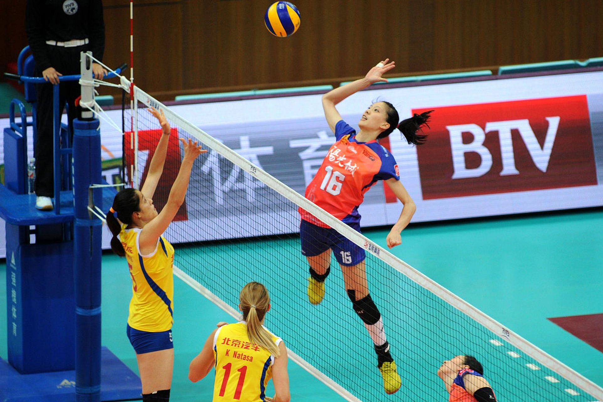 以下是对中国女排在中巴战中得分最高的6个人的重新梳理和提炼:  1.