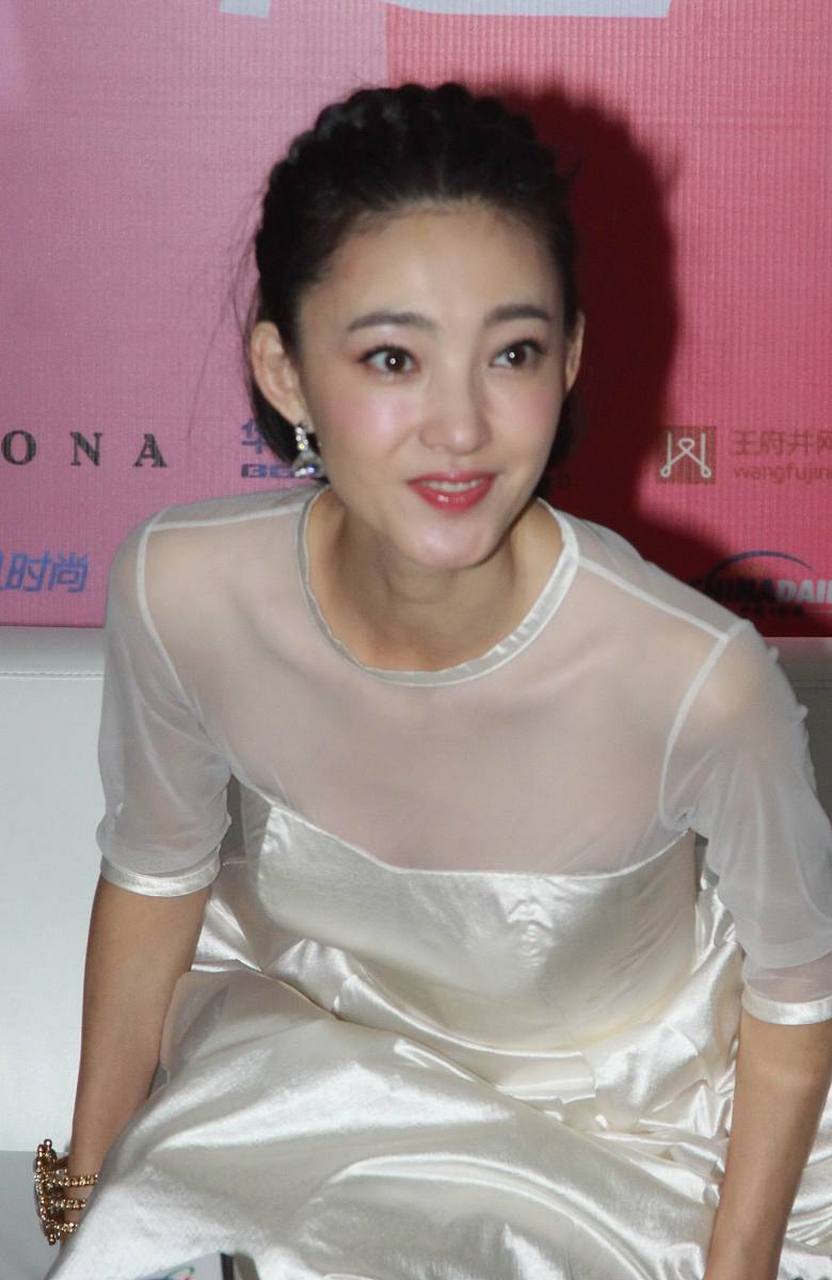 王丽坤:"素颜女神"王丽坤因遇人不淑,其丈夫不仅因诈骗入狱,如今她