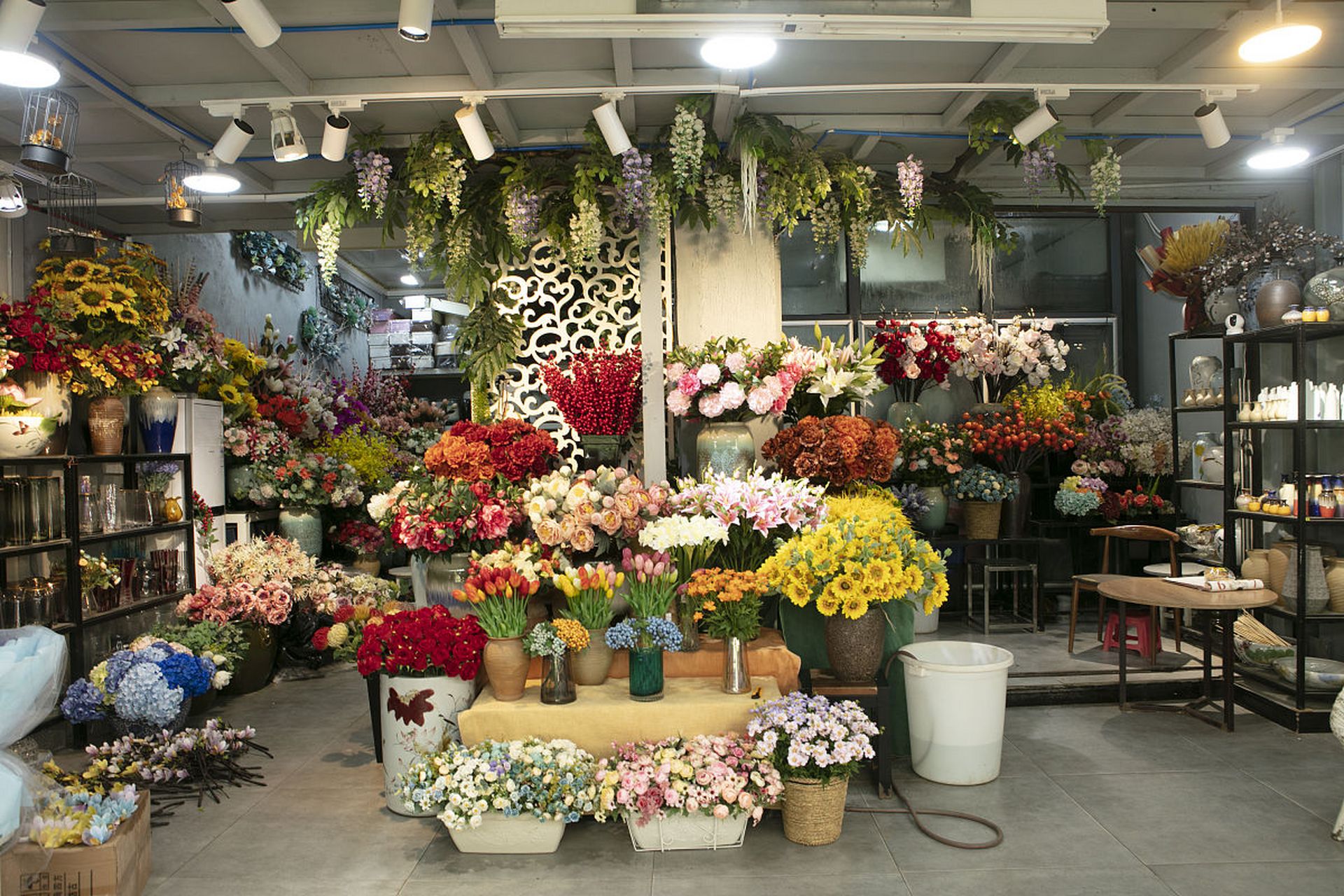 首先,花店装修设计注重色彩和灯光效果.