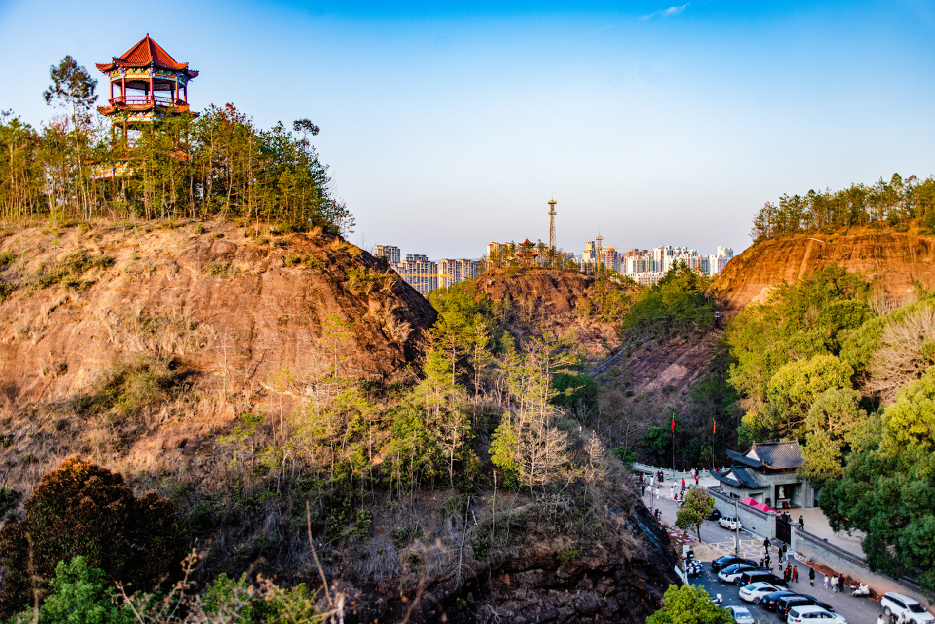 主要景点有中山陵,明孝陵,灵谷寺,紫金山天文台和紫金山国家森林公园.