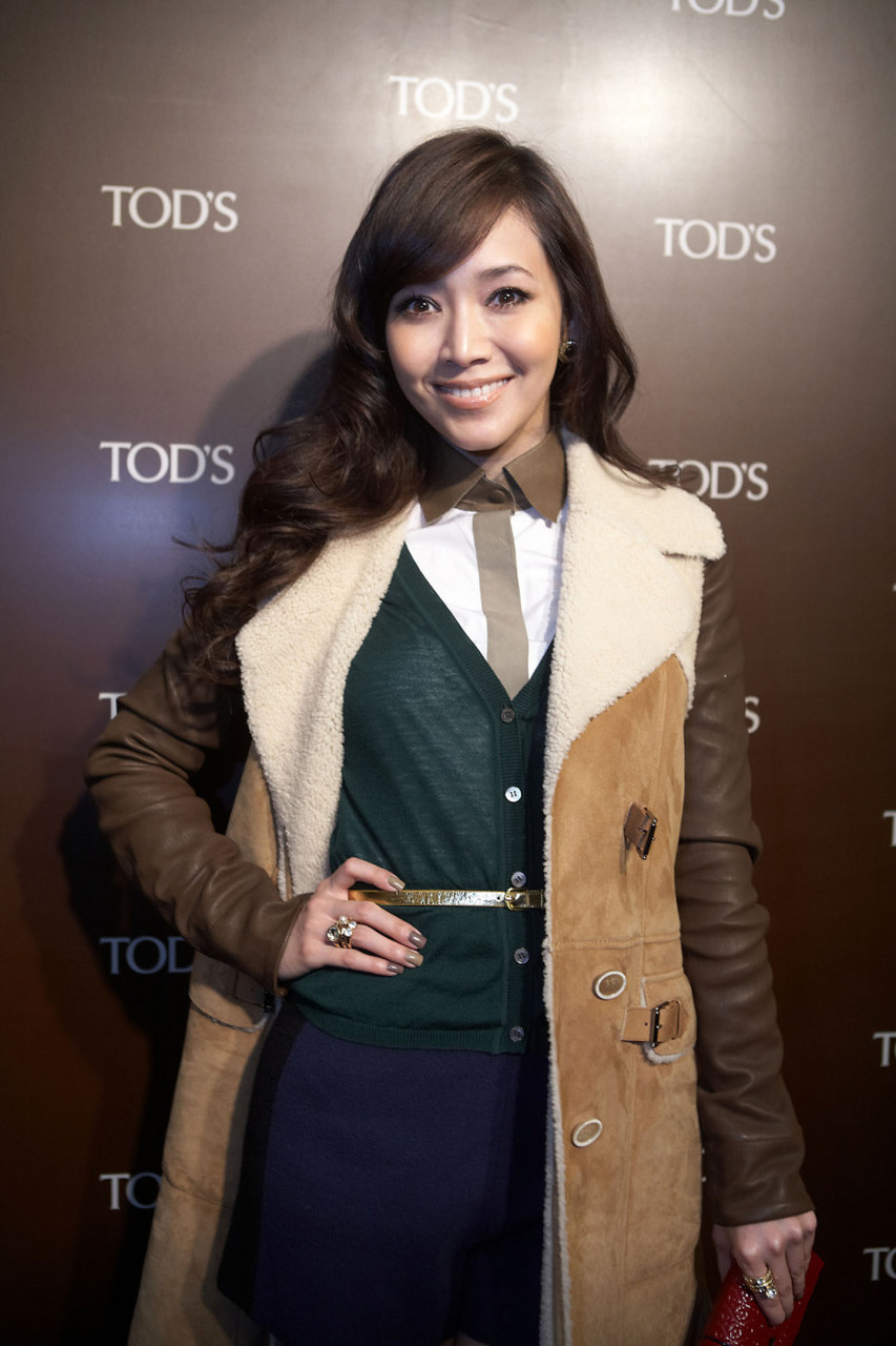 侯佩岑嫁给黄伯俊的时候,因为亲生父亲没参加.