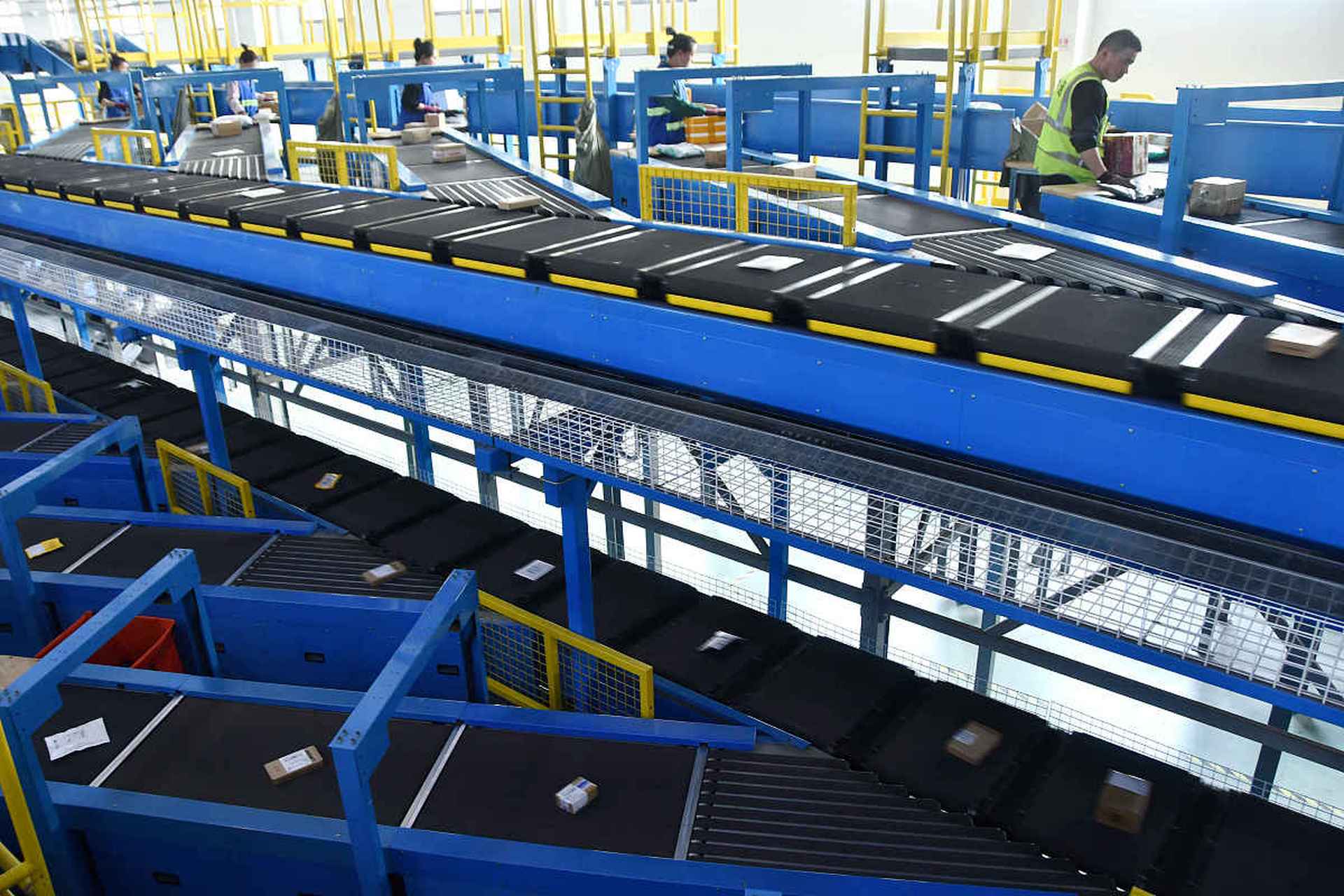 交叉带分拣机助力电商,快递和医药物流等行业实现快速高效订单处理