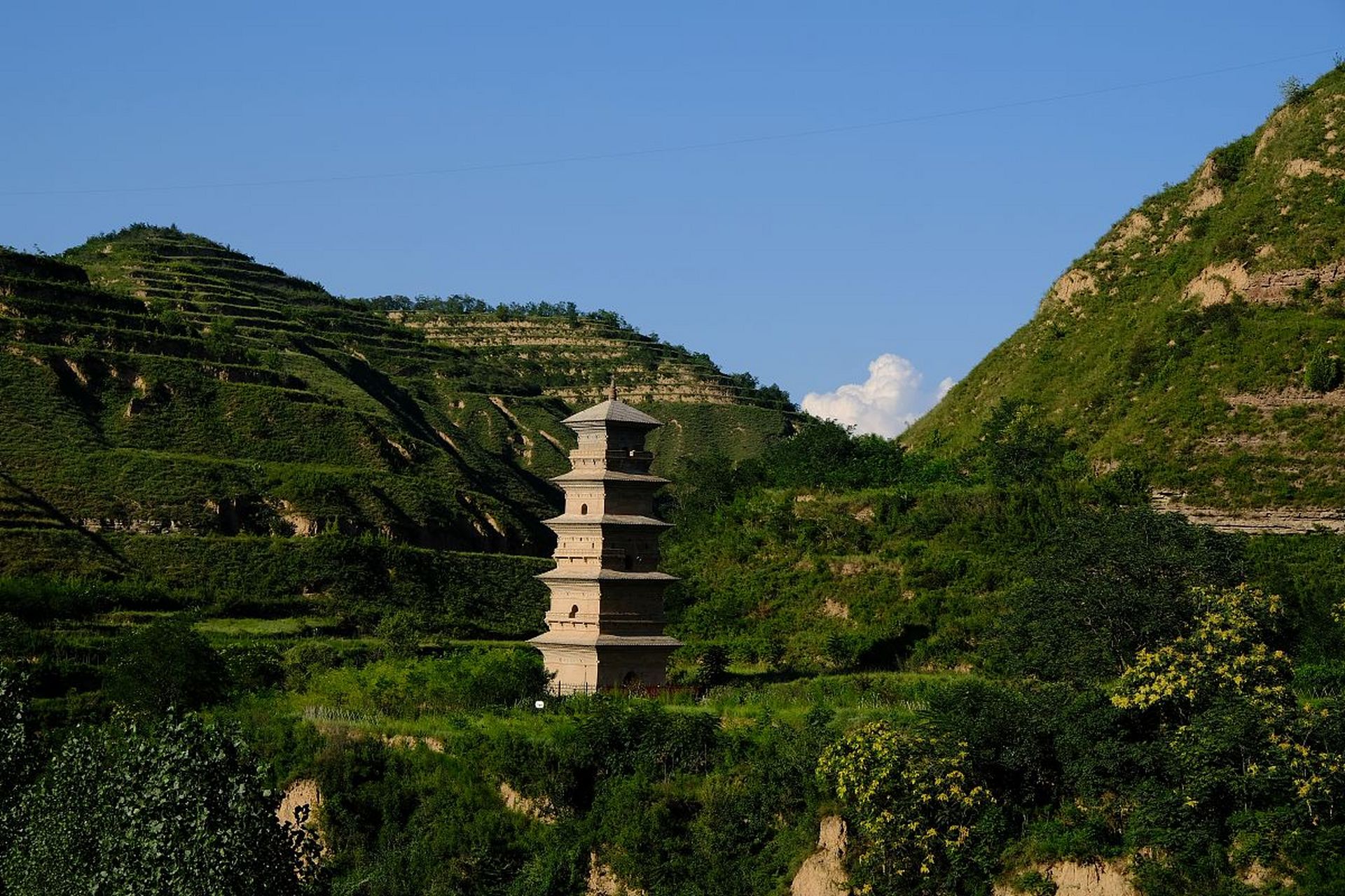 凝寿寺塔,位于宁县政平乡政平村泾河北岸,传唐初秦王李世民征薛举时