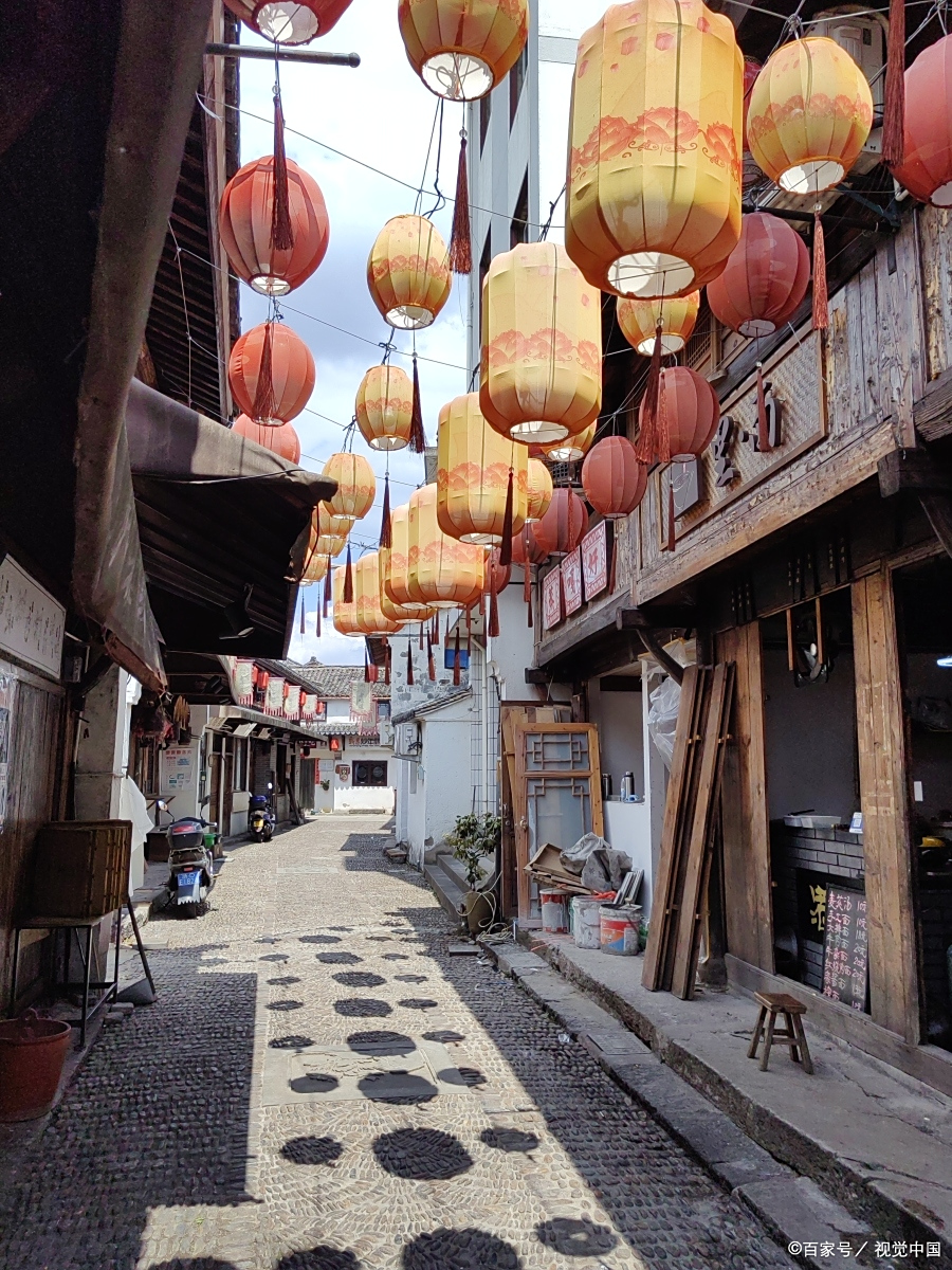 想象一下,你正漫步在一条青石板铺就的小巷里