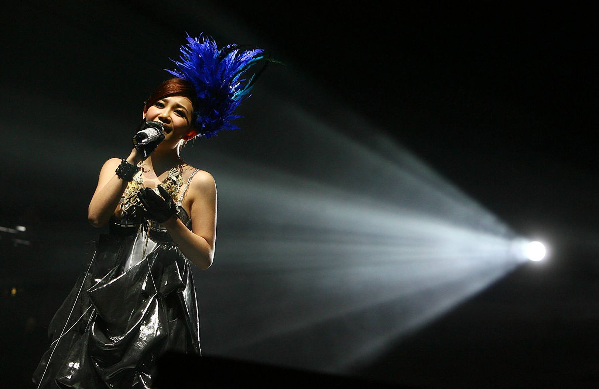 梁静茹演唱会开唱,观众齐呼开空调  梁静茹的巡回演唱会吸引了大批