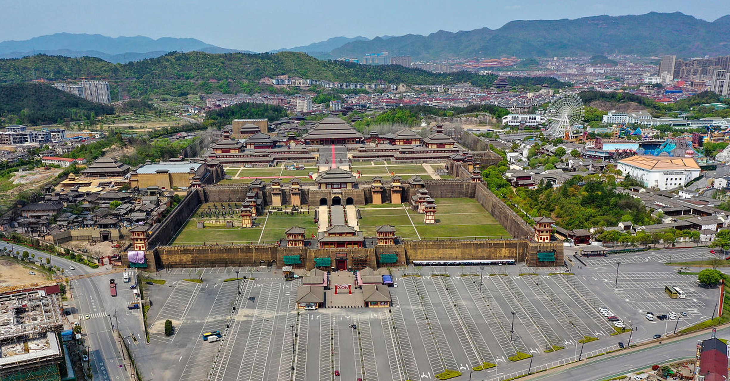 浙江横店影视城,中国好莱坞的影视拍摄基地  首先,让我们从历史与文化