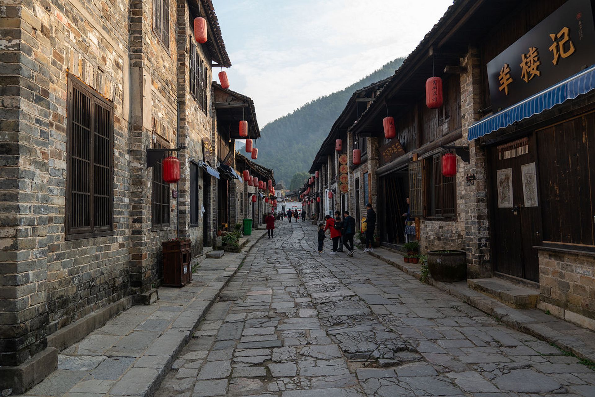 洞古镇位于湖北省赤壁市区西南的羊楼洞镇,是明清时期蒲圻6大古镇之一