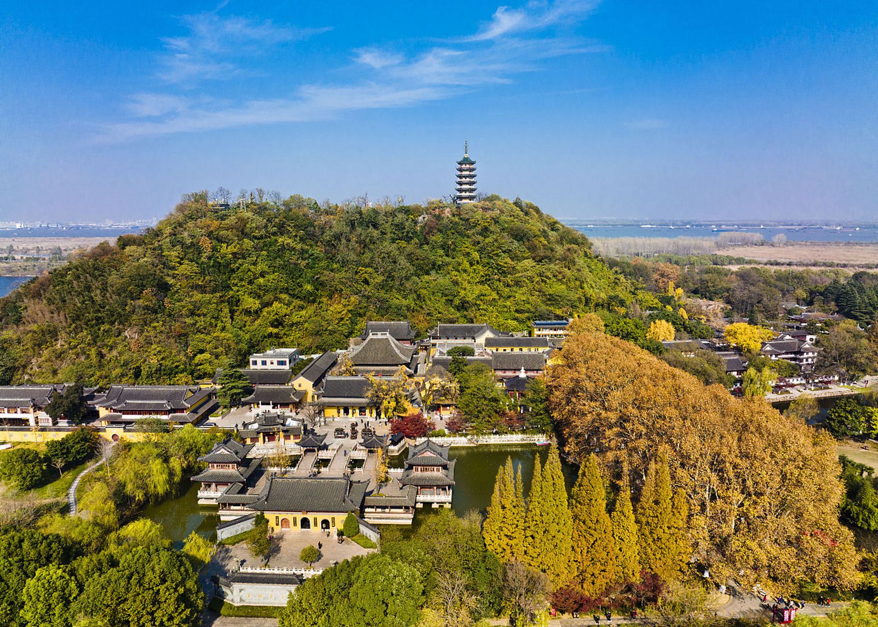 镇江金山风景区:佛教名山,江水环绕,寺塔古朴,千佛岩奇,是感受佛教