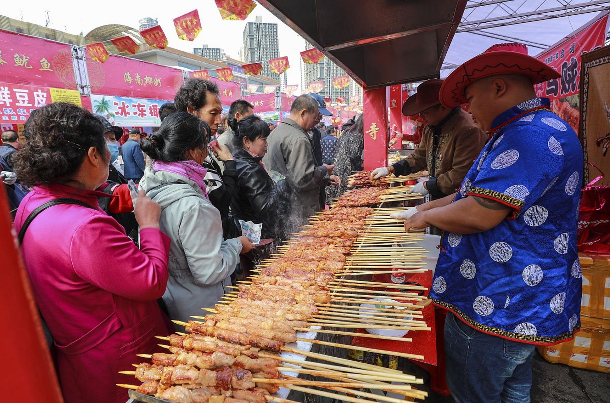 淄博烧烤要凉了吗# 淄博最近出现大量店铺转让的现象,是淄博烧烤伊构