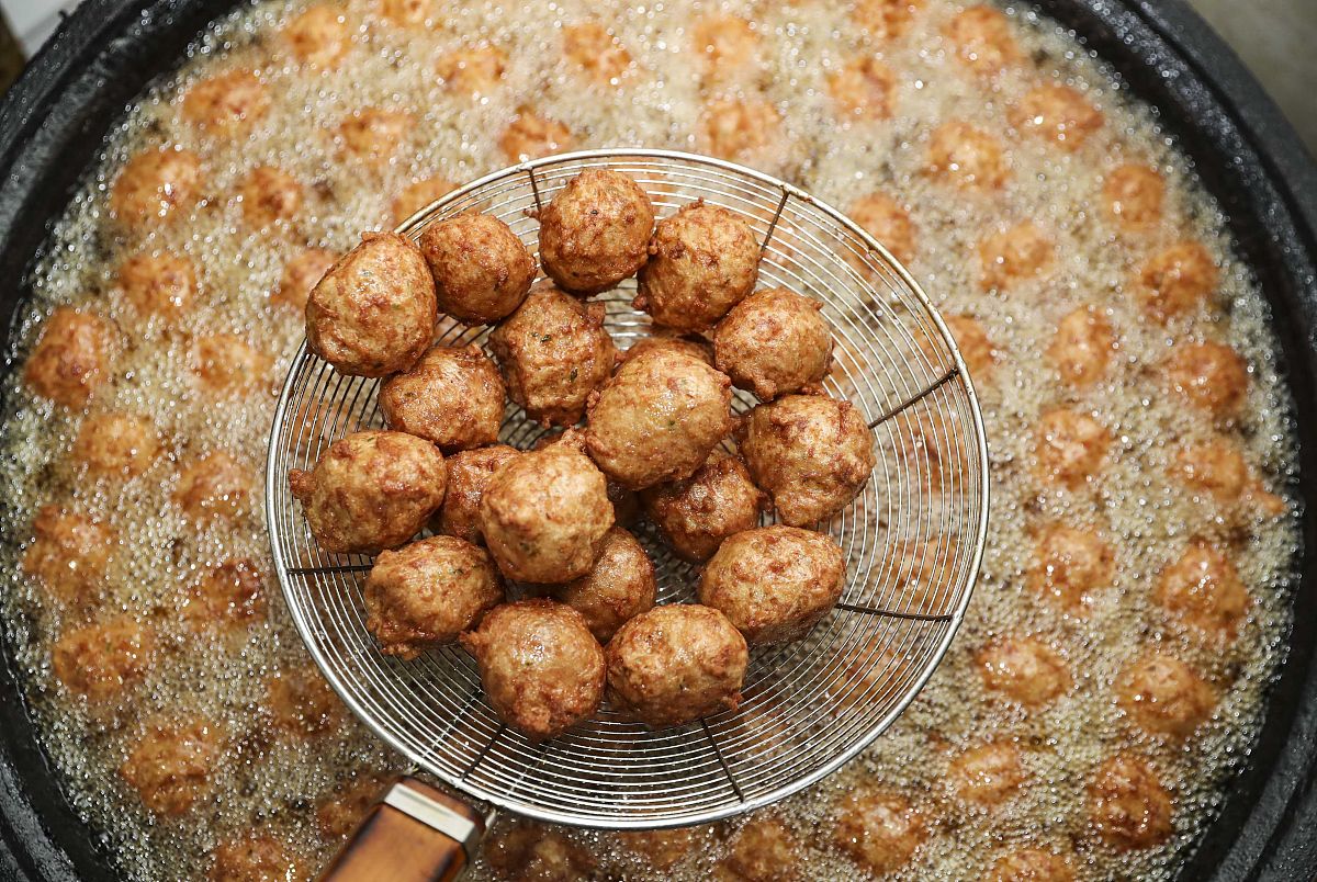 过年了!每家每户炸肉圆是不可少的!