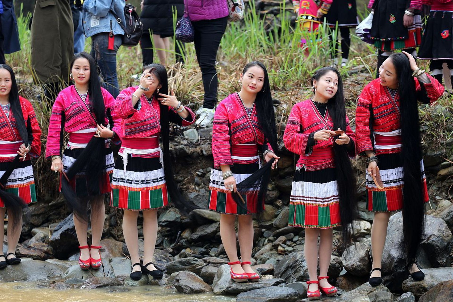 贵州荔波瑶族能摸吗|在任何情况下,未经他人同意,触摸他人身体都是不