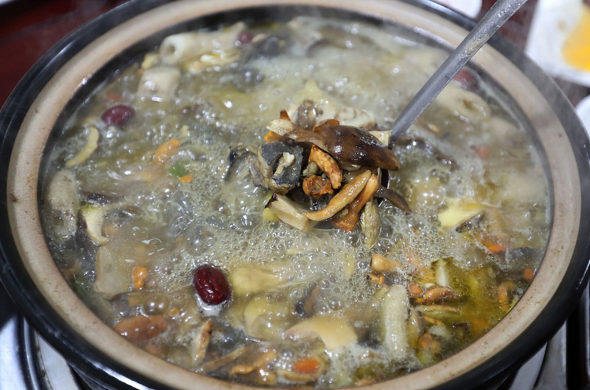 湖南的山水之间蕴藏着丰富的野味,最热腾腾的野生火锅,品味着大山深处