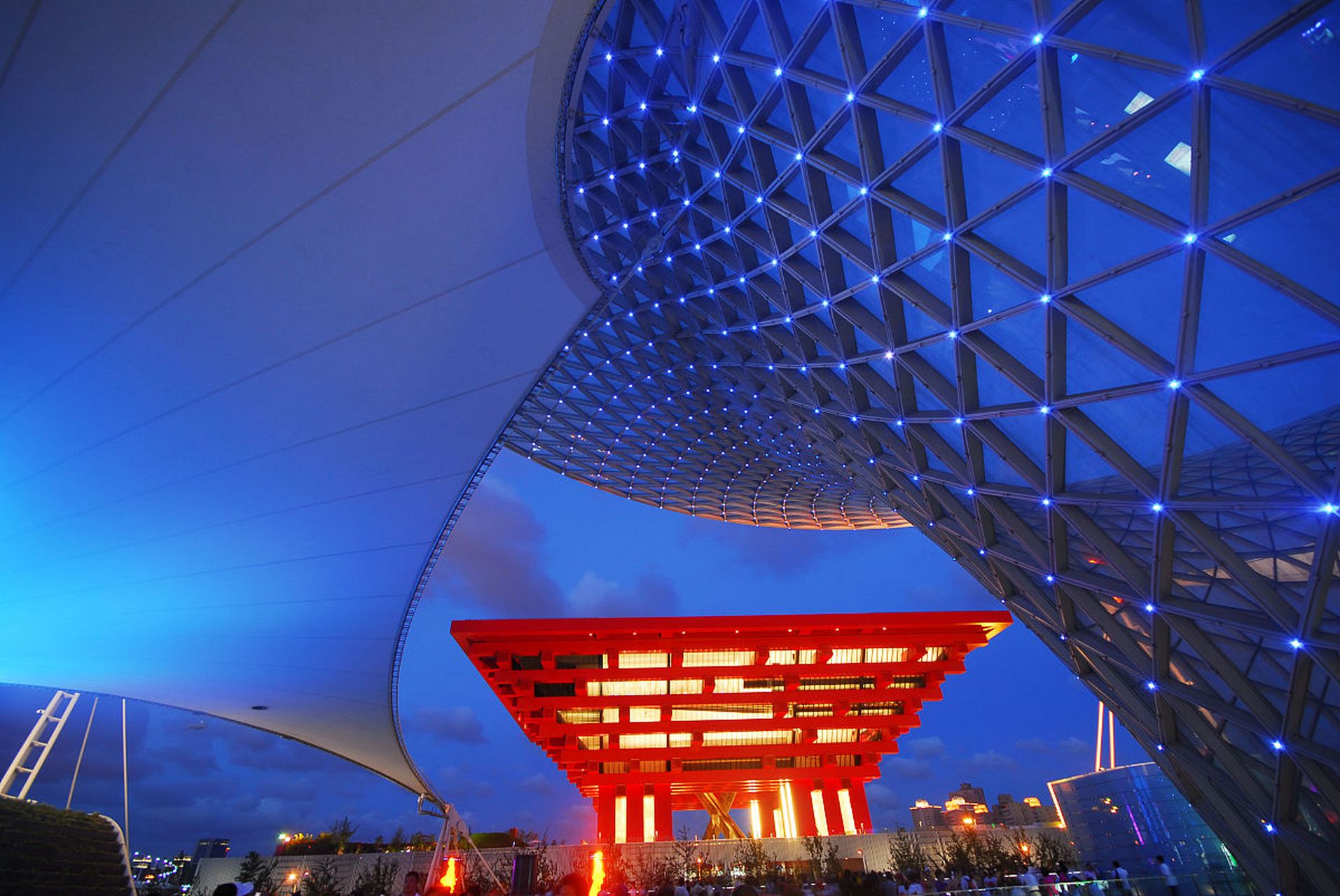 嬉行记# 上海世博文化中心位于上海市浦东新区,它的由来围绕着一个