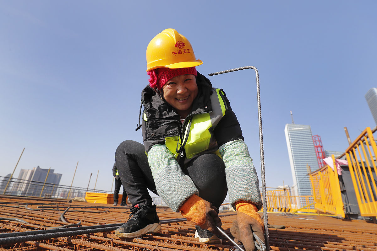 生活压力下的坚韧与担当在建筑工地上,有这样一群特殊的女工,她们从事